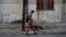 Un hombre camina por las calles de La Habana tras el nombramiento de Díaz-Canel como sucesor de Castro.