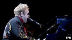 Archivo - Concierto del cantante británico Elton John en Hong Kong, China.