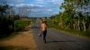FOTO ARCHIVO. Un campesino camina por una carretera en la provincia de Pinar del Río, Cuba. AP/Ramón Espinosa