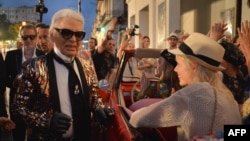 Karl Lagerfeld en el desfile en el Paseo del Prado en La Habana.