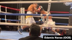 El cubano Argilagos (d) trata de entrar a los planos bajos de Banquez.