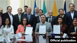 Fermín Acosta Faz, cónsul de Cuba en Nuevo León. (arriba 3ro de der. a izq.)