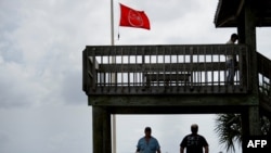 Una bandera de "no nadar" en Santa Rosa Beach, Florida, cerca del Golfo de México, mientras el huracán Michael se acerca.