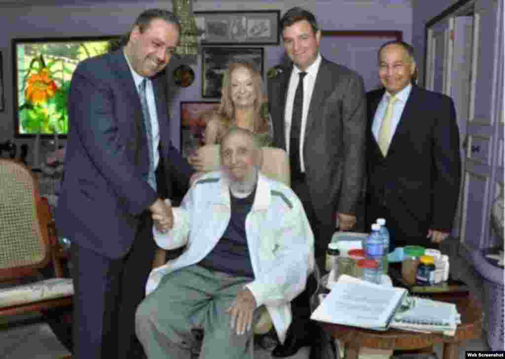 El presidente de Asociacion de Comites Olimpicos Nacionales (ACNO), Ahmad Al-Fahad Al-Sabah, estrecha la mano del exgobernante cubano Fidel Castro. En la imágenes también aparecen la esposa del exmandatario, Delia Soto Del Valle y su hijo Antonio Castro, vicepresidente de la Federación Cubana de  Béisbol.