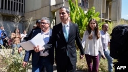 Juan Guaidó llega ala Universidad Central de Caracas para presentar su plan de gobierno.