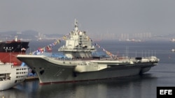 El primer portaaviones chino, Liaoning, cuando estaba en los astilleros de Dalian, China.
