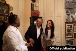 El presidente Obama y su hija Malia conversan con el chef y propietario de la paladar San Cristóbal.