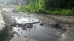 El agua se escapa por los salideros mientras habaneros sufren cortes prolongados del servicio El agua se escapa por los salideros mientras habaneros sufren cortes prolongados del servicio