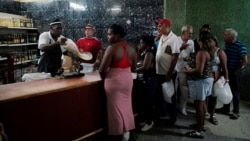 Noticias de Cuba en 5 minutos | 03/10/2025 Consumidores esperan en fila para compar arroz en una tienda estatal en La Habana.
May 10, 2019. REUTERS/Alexandre Meneghini