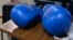 Un par de guantes de boxeo permanecen en una mesa mientras los boxeadores se preparan para una sesión de entrenamiento en la Ciudad Deportiva en La Habana, el 6 de noviembre de 2018.