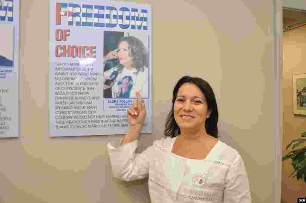 Laura María posa junto a un cartel de su madre Laura Pollán, fundadora del Movimiento Damas de Blanco. En el 2011, la muerte fulminante de Pollán en un hospital de La Habana causó gran repercusión en la isla y ocupó un espacio primordial en nuestra programación.