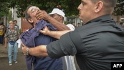 El periodista independiente Lázaro Yuri Valle fue sometido por las autoridades en plena vía pública.