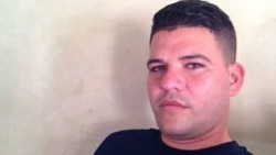 Violencia y arresto a un activista que puso consignas en la fachada de su casa Violencia y arresto a un activista que puso consignas en la fachada de su casa