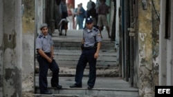Dos policías cubanos hacen guardia en el barrio de Centro Habana, Cuba.