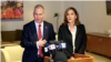 Los congresistas cubanoamericanos María Elvira Salazar y Mario Díaz-Balart en el aeropuerto internacional de Miami, el 19 de abril de 2021.