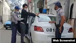 Una de las numerosas detenciones del artista y activista Luis Manuel Otero Alcántara.