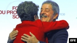 La presidente brasileña Dilma Rousseff (i) abraza a su predecesor en el cargo Lula Da Silva (d) durante su visita al Foro Social de París, Francia.