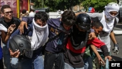 Las fuerzas de seguridad de Venezuela dispersaron hoy nuevamente con chorros de agua y gases lacrimógenos una marcha de la oposición en la capital.
