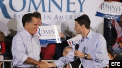 Paul Ryan (d), de Wisconsin y Mitt Romney (i), durante una evento en Milwaukee, Wisconsin, Estados Unidos.