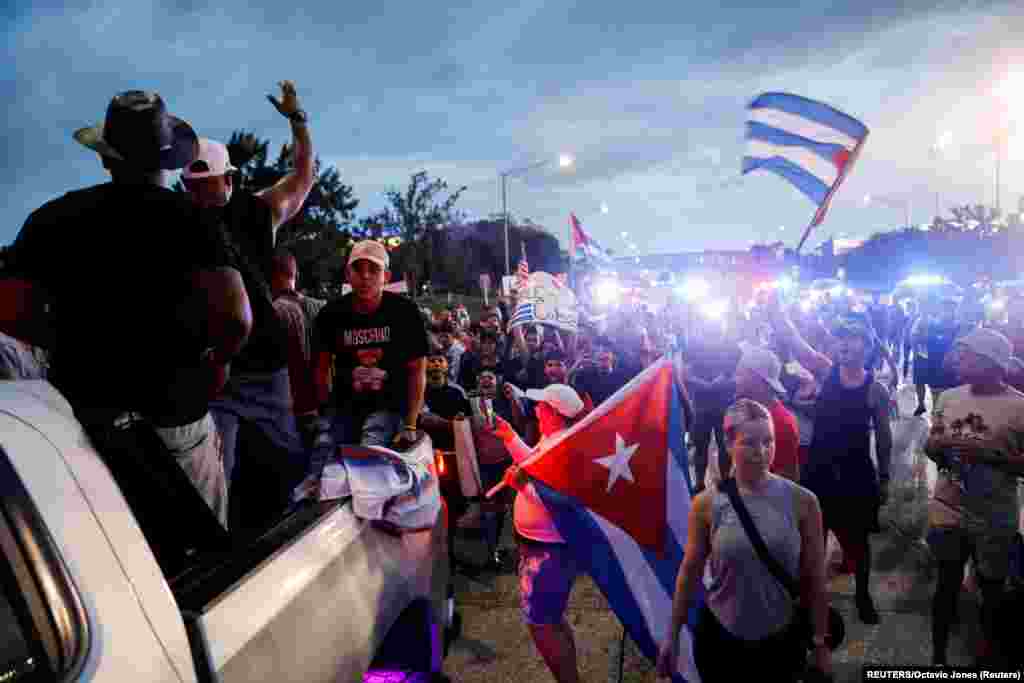 En Tampa la autopista Dale Mabry bloqueada por cubanos exiliados con banderas. Foto: REUTERS/Octavio Jones.