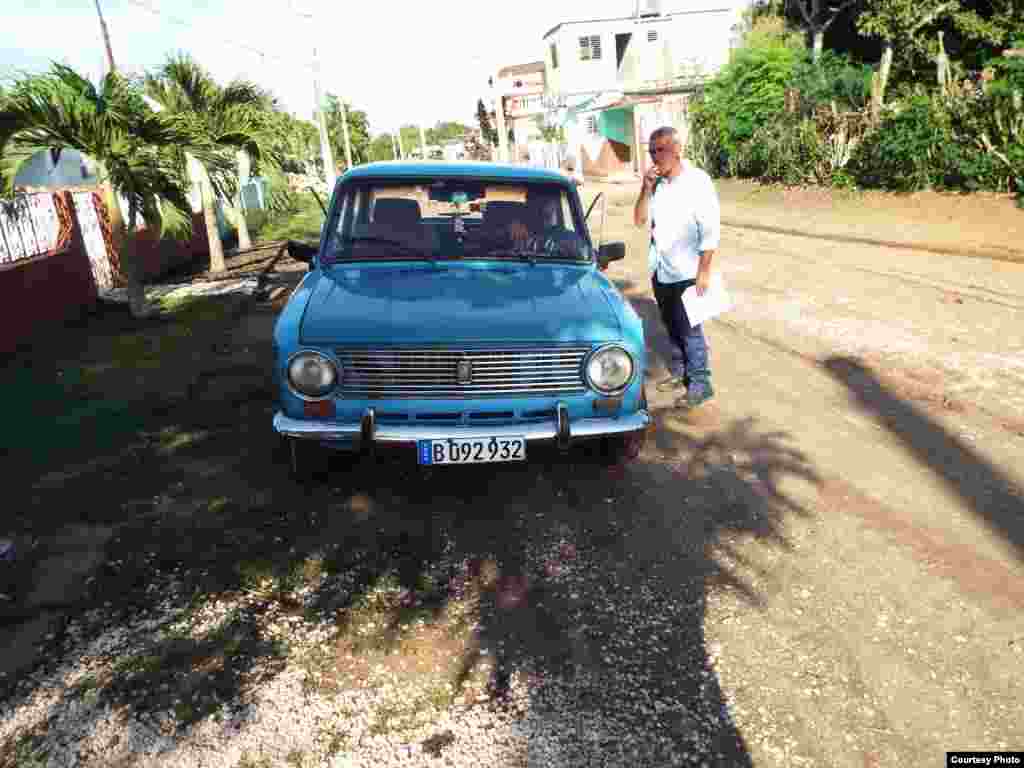 Funcionarios del Departamento Provincial de Planificación Física en Camagüey visitan la vivienda del pastor Bernardo de Quesada (II).