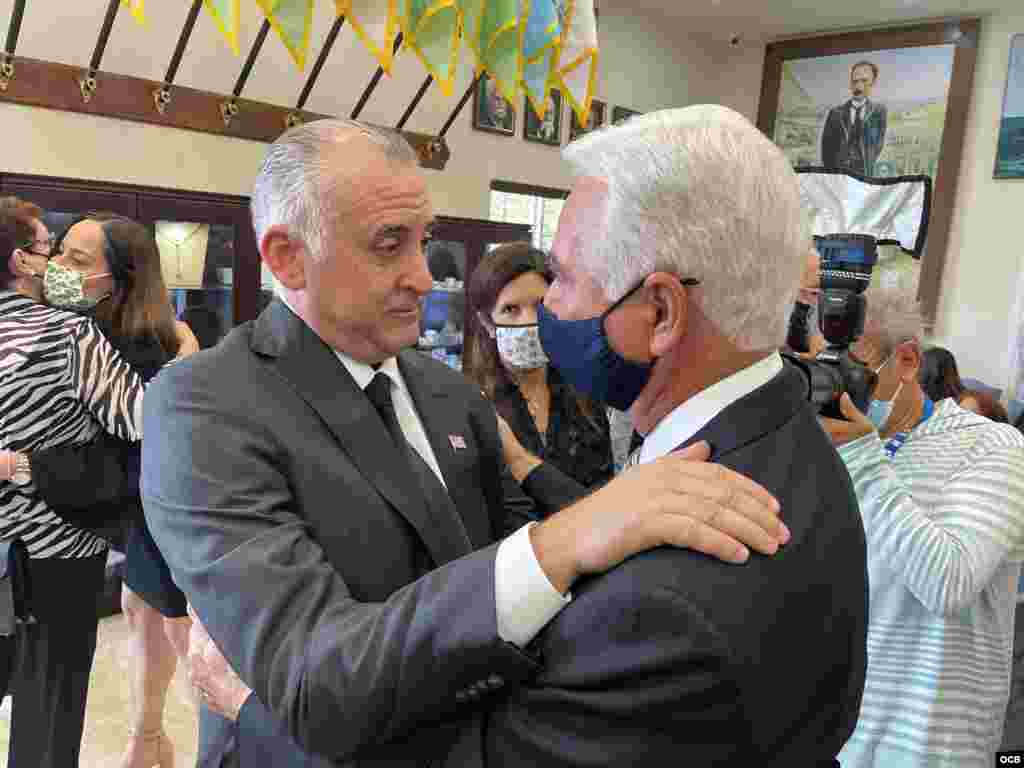 Steve Bovo recibe las condolencias de Johnny López de la Cruz (der.) en el funeral de Esteban Bovo en el Museo de la Brigada 2506 en Miami Lakes.