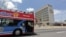 Un autobús lleno de turistas pasa frente a la embajada de EEUU en La Habana. (Archivo)