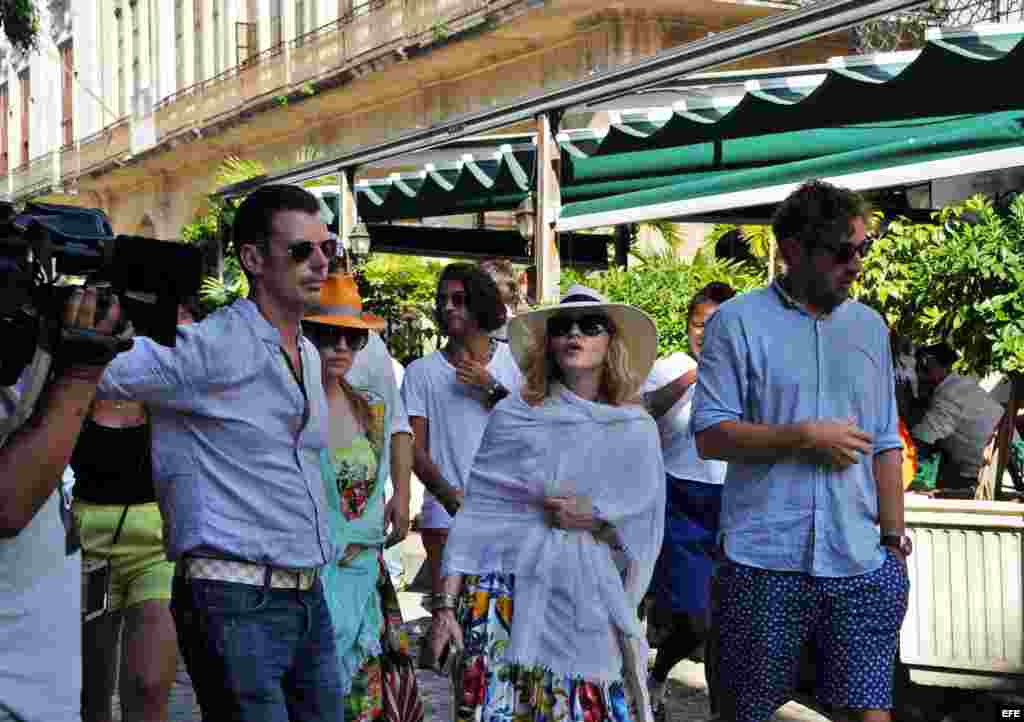 - La cantante y compositora Madonna (c) camina hoy, martes 16 de agosto del 2016, por una calle de La Habana Vieja en Cuba. Madonna, que hoy cumple 58 años, celebró el día con un paseo por las pintorescas calles del lugar, que también recorrió a bordo de