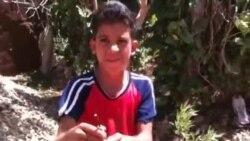 Un niño muestra cómo hace su juguete Un niño muestra cómo hace su juguete