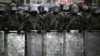 La policía de Bielorrusia desplegada en las calles de Minsk el 25 de octubre de 2020 durante una protestas contra el fraude electoral. (AP Photo).