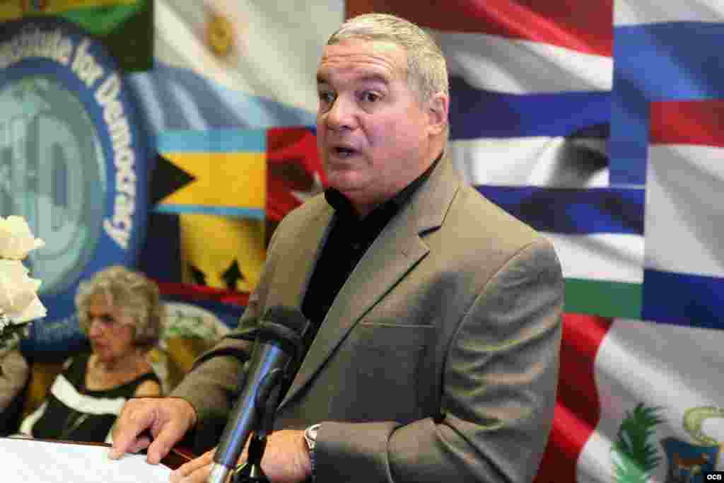 Luis de la Paz, secretario del PEN Club de Escritores Cubanos en el Exilio en un acto de recordación y condena en memoria de los periodistas asesinados en nuestra región. Foto Roberto Koltun OCB Staff.