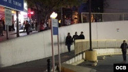 Tres inmigrantes cubanos procedentes de Costa Rica arriban a Laredo, EE.UU., al caer la noche del viernes (C.Matos).