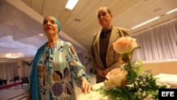 La prima ballerina cubana Alicia Alonso (i), directora del Ballet Nacional de Cuba, posa junto a su esposo, Pedro Simón (d). Foto Archivo.