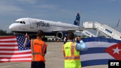 Un avión de la aerolínea estadounidense Jet Blue llega hoy, miércoles 31 de agosto de 2016, al aeropuerto Abel Santamaría de la ciudad de Santa Clara (Cuba), restableciendo así el servicio de vuelos regulares entre la isla y EE.UU., suspendido desde hace