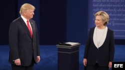 Donald Trump y Hillary Clinton en el segundo debate presidencial.