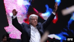 Simpatizantes del candidato izquierdista Andrés Manuel López Obrador lo aclaman durante su arribo a la Plaza de la Constitución de la Ciudad de México.