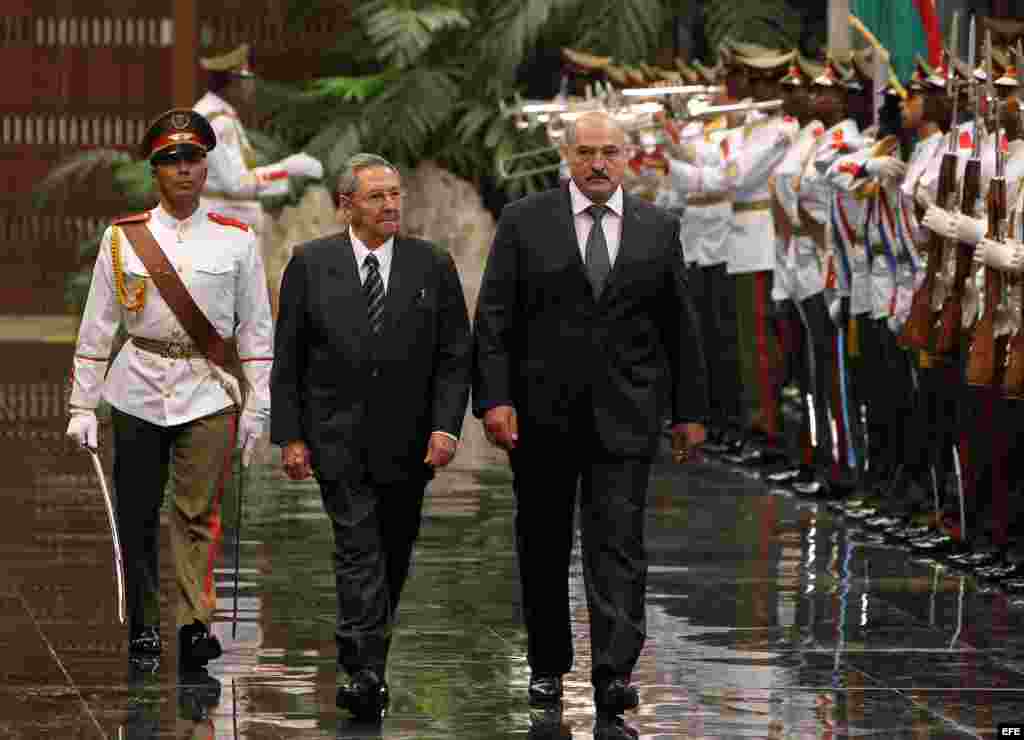 Alexandr Lukashenko (c), y su homólogo cubano, Raúl Castro (2i).