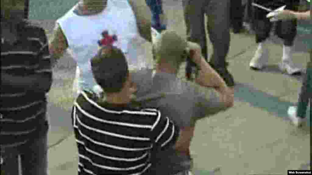 Persona con traje de salvamento (Cruz Roja) se acerca a opositor/ foto cortesía de video RCN TV