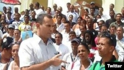 Foto Archivo. José Daniel Ferrer rodeado de activistas de la UNPACU.