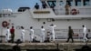Oficiales cubanos y de la Guardia Costera supervisan una operación de repatriación de cubanos en la Bahía de Orozco en Artemisa en junio de 2021. (AP Photo/Ramon Espinosa).