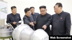 El gobernante norcoreano Kim Jong Un examina la bomba de hidrógeno.