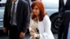 La expresidenta y actual vicepresidenta argentina, Cristina Fernández de Kirchner, llega al tribunal en el primer día de un juicio por corrupción.
