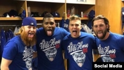 Yasiel Puig (2do izq) con Justin Turner (izq) y otros compañeros de los Dodgers, en una publicidad para la venta de camisetas "Caballo Loco", cuya recaudación irá a su fundación infantil.