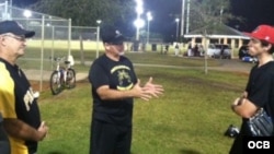 (i-d) Ángel Leocadio Díaz y Euclides Rojas imparten clases al prospecto cubanoamericano Robert Touron.