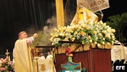 Archivo - El arzobispo Thomas Wenski bendice la imagen de la Virgen de la Caridad del Cobre el 8 de septiembre de 2011, en el Bank United Center de Coral Gables, en Miami (EEUU).