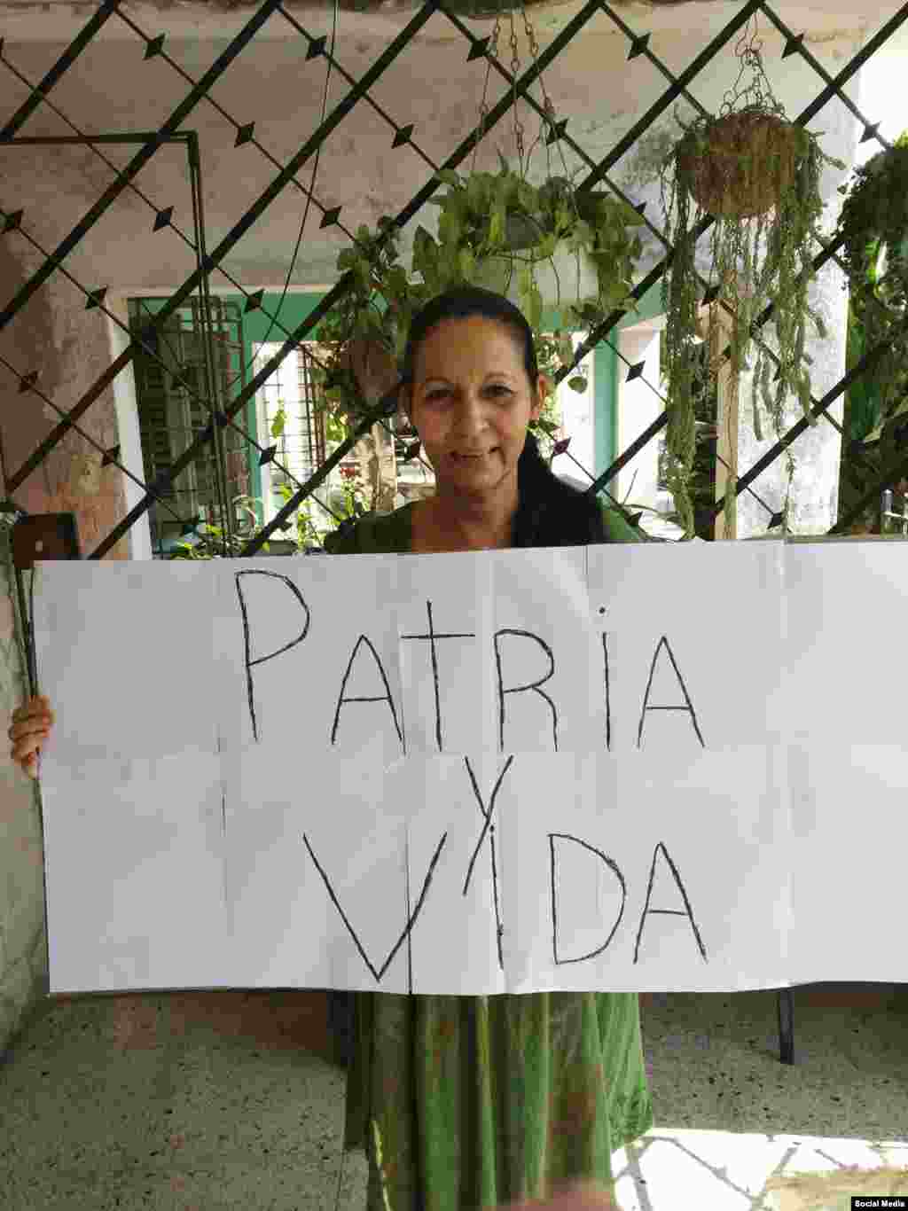 La Dama de Blanco, Yamile Bargés, con un cartel de apoyo a la canción "Patria y Vida". (Foto: Facebook)