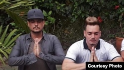 Rogelio Bolufé junto a Sandro Castro, nieto de Fidel Castro.