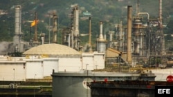 Panorámica de la refinería de la estatal Petróleos de Venezuela (PDVSA) en Puerto La Cruz, Venezuela.
