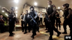 Agentes de policía patrullan la zona donde se ha producido una explosión cerca de un centro comercial en Yakarta, Indonesia. EFE