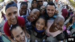 Migrantes cubanos posan antes de salir hacia EEUU.